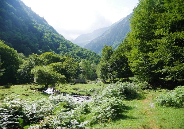 C'est aujourd'hui que la météo est la plus propice de tout le séjour, et nous en profitons pour aller randonner au pied du Mont Valier, vers la Cascade de…